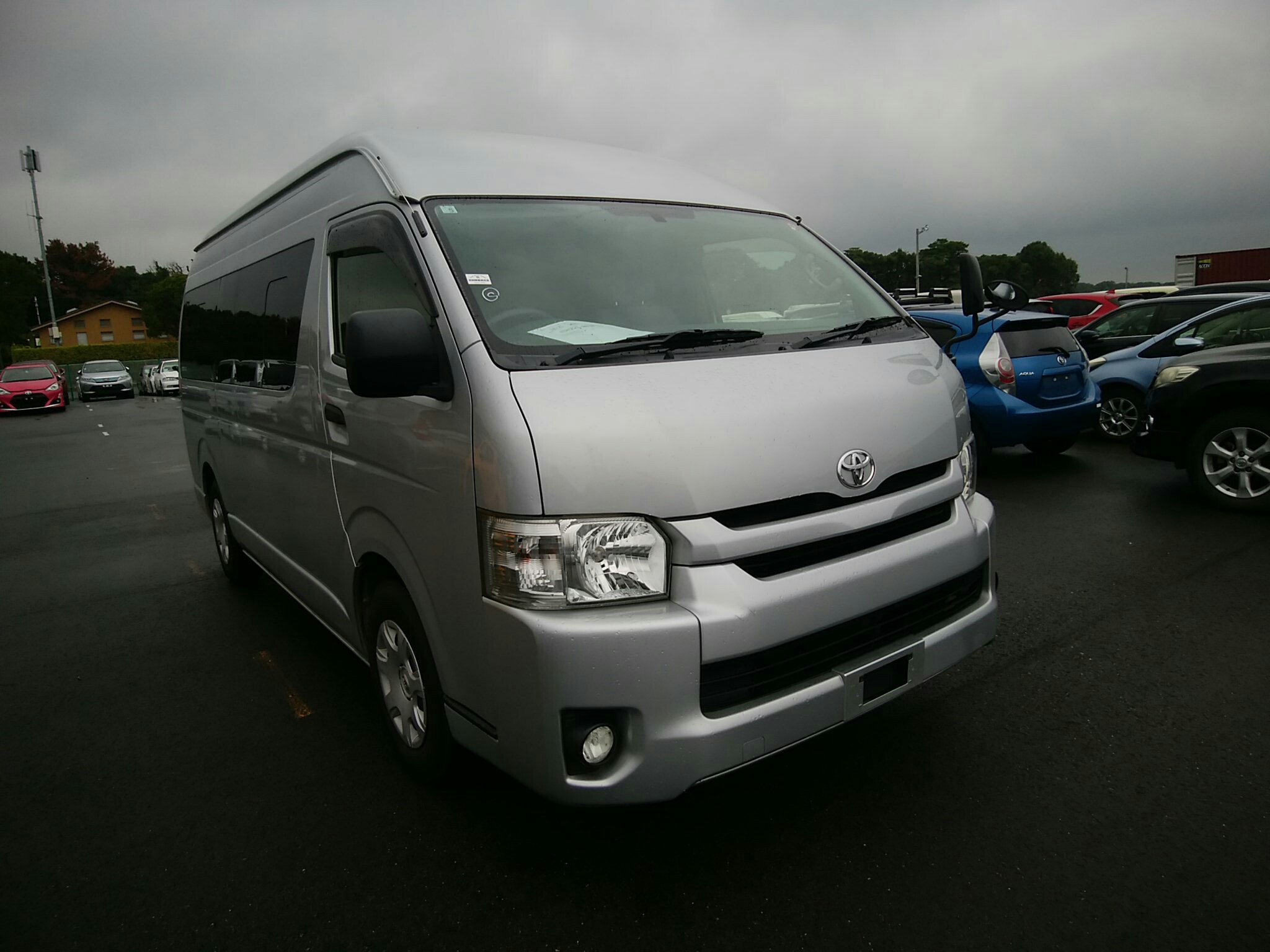 TOYOTA HIACE COMMUTER
